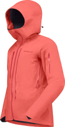 Veste Lofoten Gore-Tex Pro femme Norrøna, coloris Deep Sea Coral, vue de trois-quarts