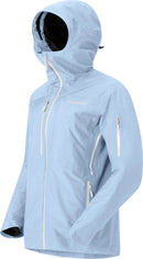 Veste Lofoten Gore-Tex Insulated femme Norrøna, coloris Cashmere Blue, vue de trois-quarts