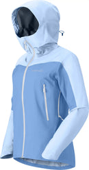 Veste Falketind Gore-Tex femme Norrøna, coloris Allure/Cashmere Blue, vue de trois-quarts