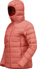 Doudoune Femund Down700 femme Norrøna, coloris Deep Sea Coral, vue de trois-quarts